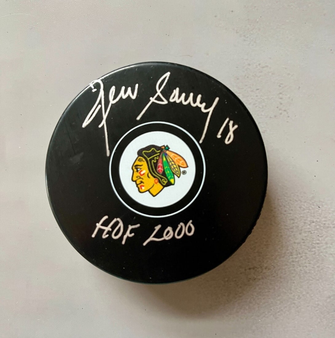 Denis Savard (Chicago Blackhawks) signed "HOF 2000" NHL Logo puck-Beckett: Denis Savard (Chicago Blackhawks) signed "HOF 2000" NHL Logo puck-Beckett This is an original NHL logo puck signed by Denis Savard, a notable player for the Chicago Blackhawks. The puck features the i