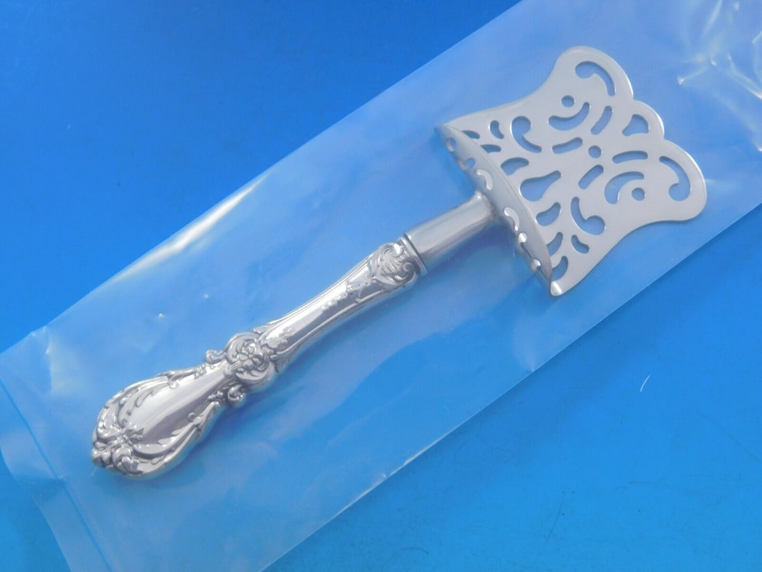 Reed and Barton Burgundy Sterling Silver Petit Four Server 6.25 inches: Reed and Barton Burgundy Sterling Silver Petit Four Server 6.25 inches This Burgundy by Reed and Barton Petit Four Server is crafted from sterling silver and features a hollow handle with a stainless 
