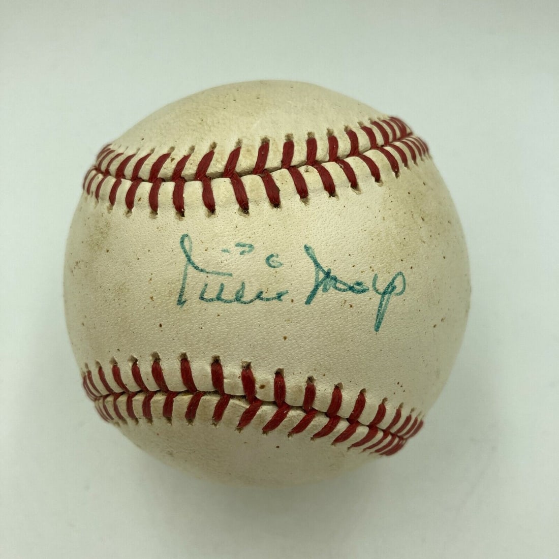 Willie Mays 1950s Signed Baseball Authentic Beckett Certified: Willie Mays 1950s Signed Baseball Authentic Beckett Certified This authentic baseball features the signature of Willie Mays from his early career in the 1950s. The ball is an original piece, not a rep