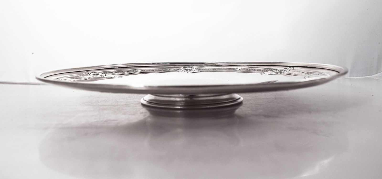 Sterling Silver Arts & Crafts Tray by Wallace Silversmiths: Sterling Silver Arts & Crafts Tray by Wallace Silversmiths This exquisite Sterling Silver Arts & Crafts tray was crafted by Wallace Silversmiths in the United States between 1900 and 1909, specificall