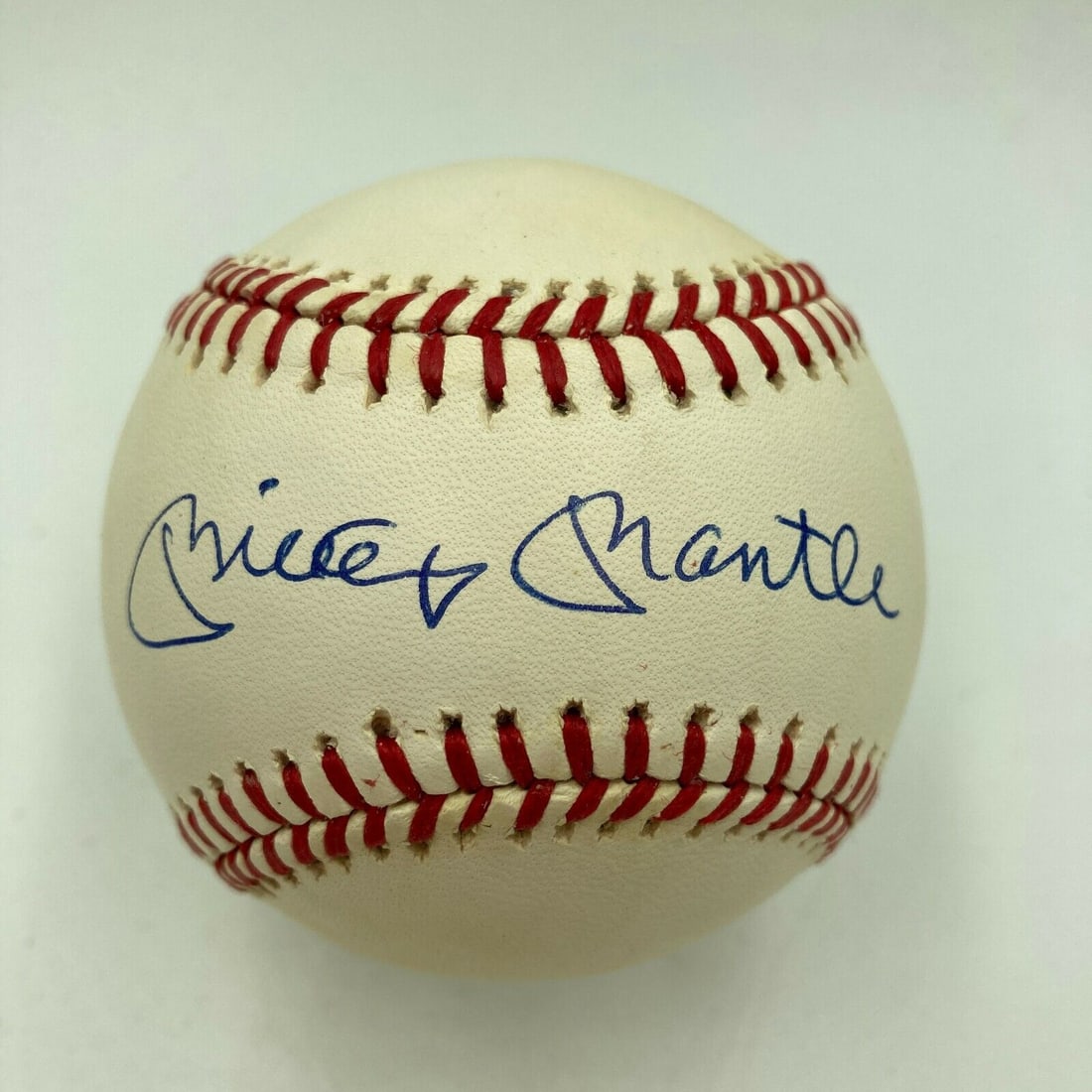 Mickey Mantle Signed Baseball PSA DNA MINT 9 New York Yankees: Mickey Mantle Signed Baseball PSA DNA MINT 9 New York Yankees This is a beautiful American League baseball signed by Mickey Mantle, a legendary player of the New York Yankees. The autograph has been a