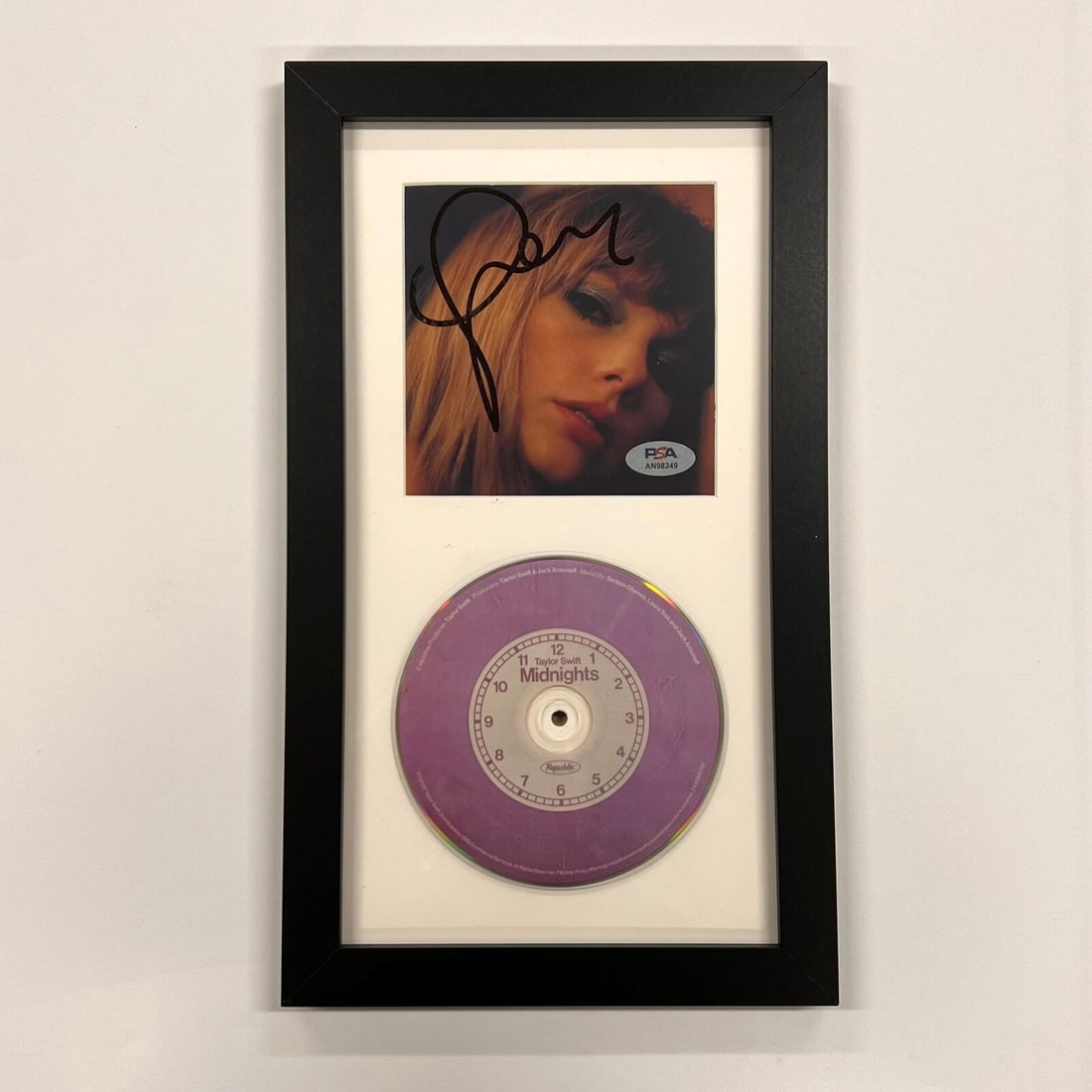 Taylor Swift Signed Lavender Midnights Framed CD Cover PSA/DNA: Taylor Swift Signed Lavender Midnights Framed CD Cover PSA/DNA This listing features a Taylor Swift signed CD cover from the album "Lavender Midnights", beautifully framed for display. The item includ