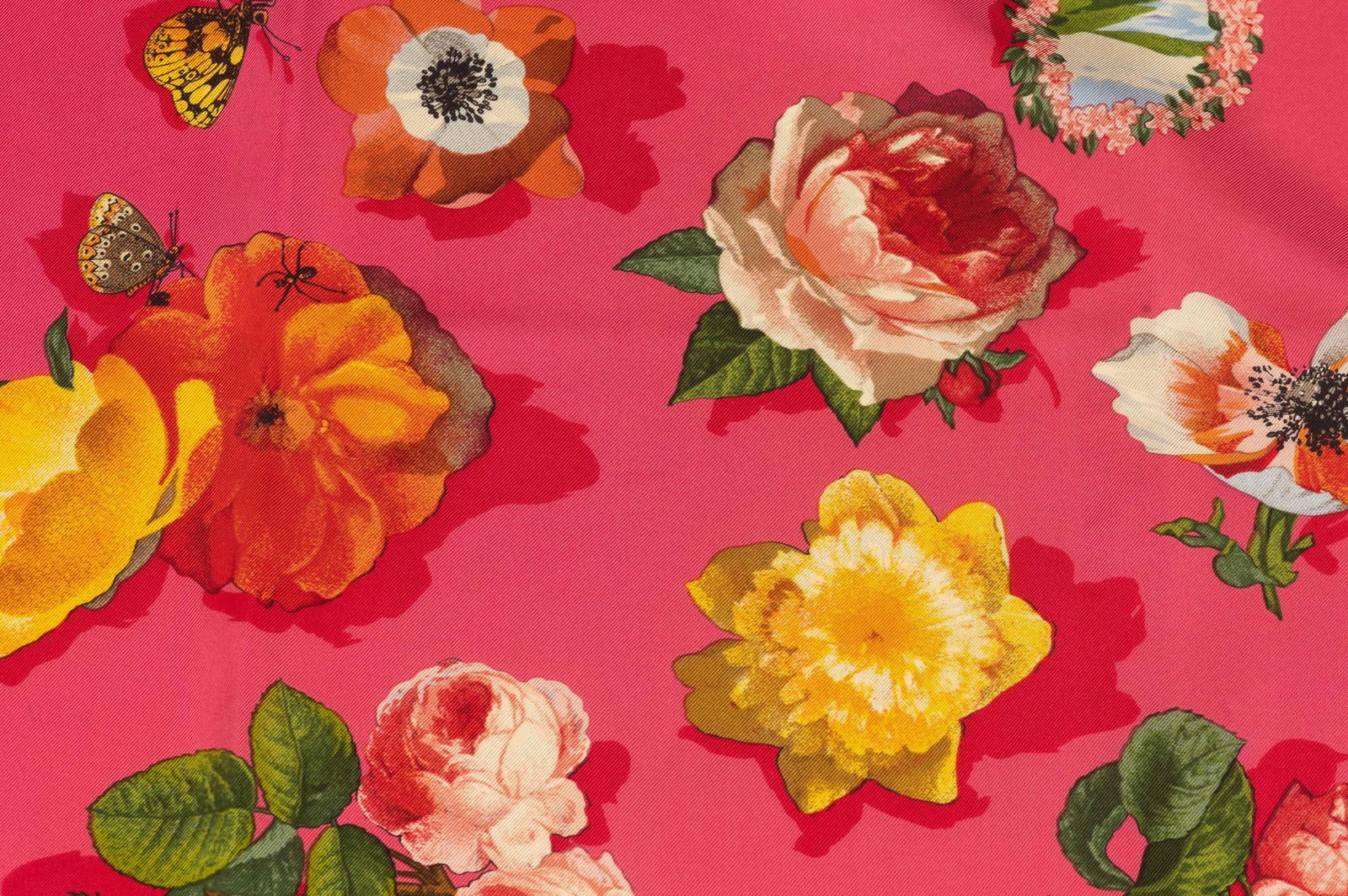 Gucci Coral Floral Silk Scarf 35 inches Made in Italy: Gucci Coral Floral Silk Scarf 35 inches Made in Italy This elegant Gucci Coral Flowers Silk Scarf is a luxurious accessory crafted from high-quality silk. The scarf features a beautiful coral floral d