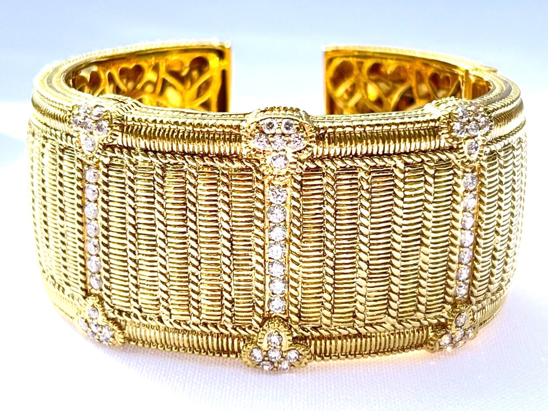 JUDITH RIPKA 18K YELLOW GOLD DIAMOND BRACELET WITH BOX: JUDITH RIPKA 18K YELLOW GOLD DIAMOND BRACELET WITH BOX Type: Bracelet Metal Purity: 18k Style: Cuff Metal: Yellow Gold Main Stone: Diamond This is a Judith Ripka 18K yellow gold diamond bracelet with
