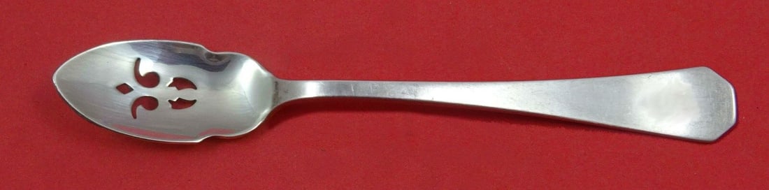 Campania by Wallace Sterling Silver Olive Spoon Pierced 5 3/4" Custom Made: Campania by Wallace Sterling Silver Olive Spoon Pierced 5 3/4" Custom Made Seller Notes: " Excellent" Type: Serving Spoon Brand: Wallace Pattern: Campania Composition: Sterling Silver Maker: Wallace F