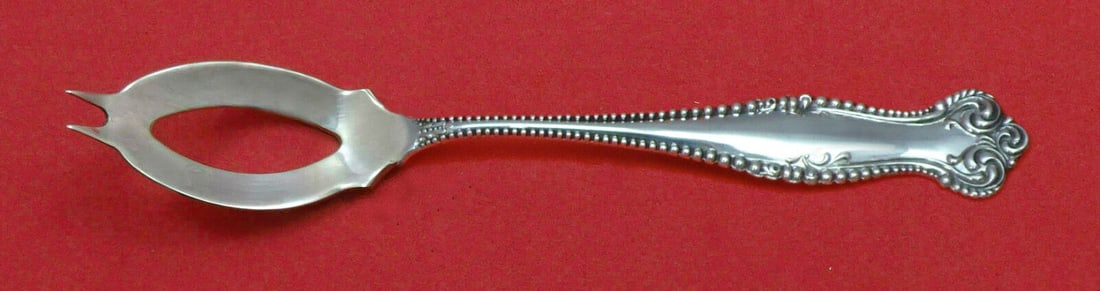 Canterbury by Towle Sterling Silver Olive Spoon Ideal Custom 5 1/4": Canterbury by Towle Sterling Silver Olive Spoon Ideal Custom 5 1/4" Age: Post-1940 Type: Serving Spoon Brand: Towle Pattern: Canterbury Composition: Sterling Silver Maker: Towle Featured Refinements: