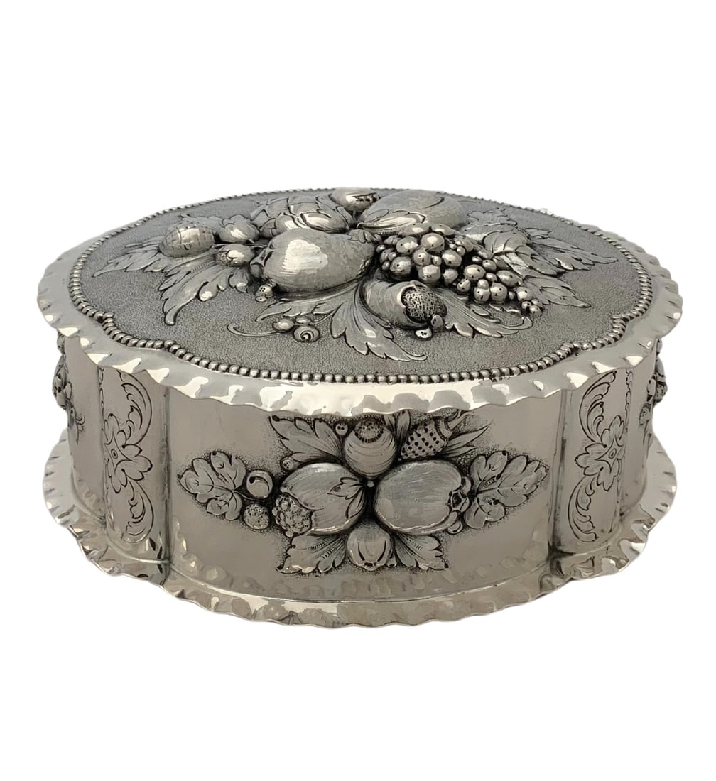 ANTIQUE KARL SOHNLEIN & SOHNE HANAU 800 SILVER HANDMADE FRUIT & FOLIAGE OVAL BOX: ANTIQUE KARL SOHNLEIN & SOHNE HANAU 800 SILVER HANDMADE FRUIT & FOLIAGE OVAL BOX Composition: Sterling Silver Maker: Made in Italy Antique Karl Sohnlein & Sohne Hanau (1886-1956) 800 Silver Oval Box.
