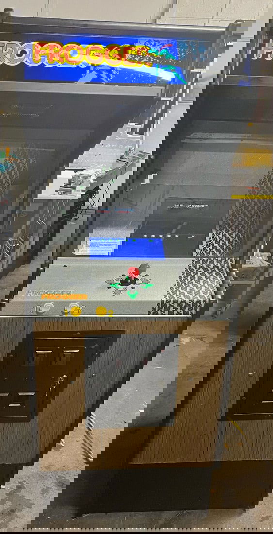 FROGGER ARCADE MACHINE by SEGA 1981 (Excellent Condition) *RARE*: FROGGER ARCADE MACHINE by SEGA 1981 (Excellent Condition) *RARE* Year: 1981 Frogger: SEGA / GREMLIN FROGGER Arcade Machine by SEGA / GREMLIN FROGGER ARCADE MACHINE by SEGA 1981 is in excellent conditi