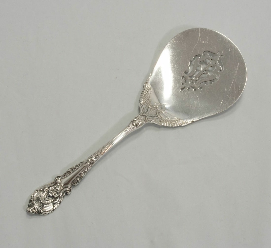 Rare Wallace Sterling Silver Sir Christopher Tomato Server 8.125 Inches: Rare Wallace Sterling Silver Sir Christopher Tomato Server 8.125 Inches This rare tomato server, part of the Sir Christopher pattern by Wallace, is crafted from sterling silver. Made between 1900 and 