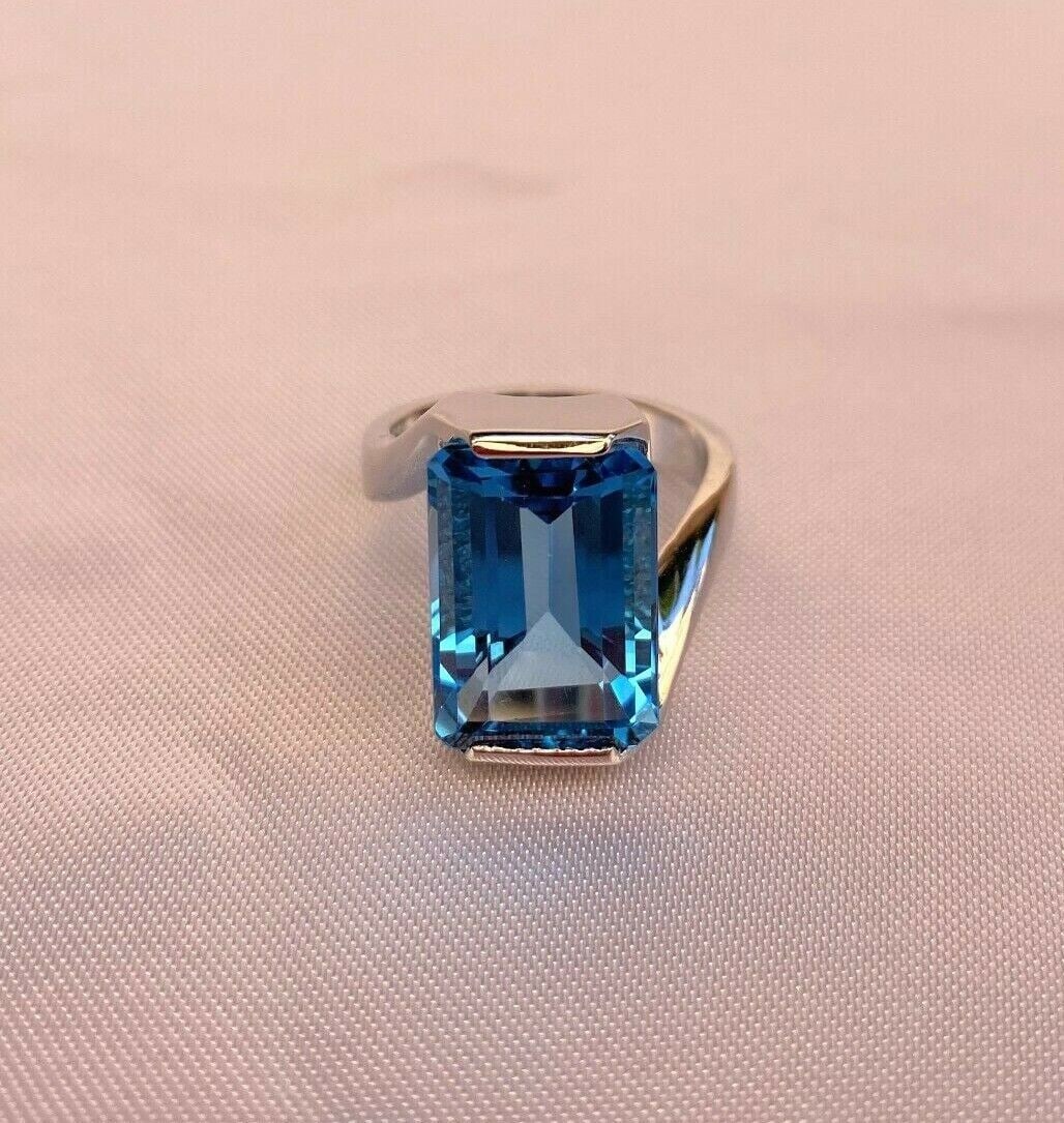 Elegant 14K White Gold Ring with 13ct Blue Topaz Size 7.25: Elegant 14K White Gold Ring with 13ct Blue Topaz Size 7.25 This exquisite 14K white gold ring features a stunning blue topaz center stone. The ring size is 7.25, and it showcases a single topaz gemsto