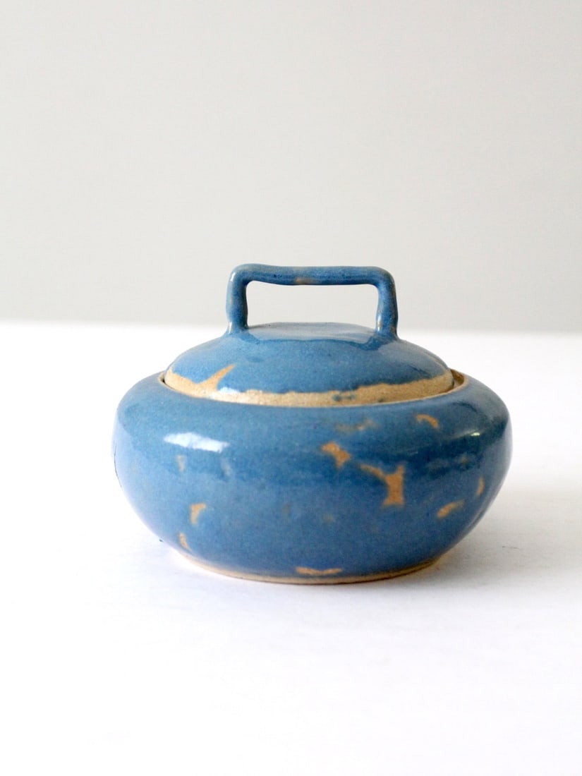 Handmade Vintage Pottery Bowl with Blue Glaze and Lid, Signed: Handmade Vintage Pottery Bowl with Blue Glaze and Lid, Signed This vintage handmade studio pottery bowl features a beautiful blue glaze with a rustic finish. The lid with a handle adds a touch of char