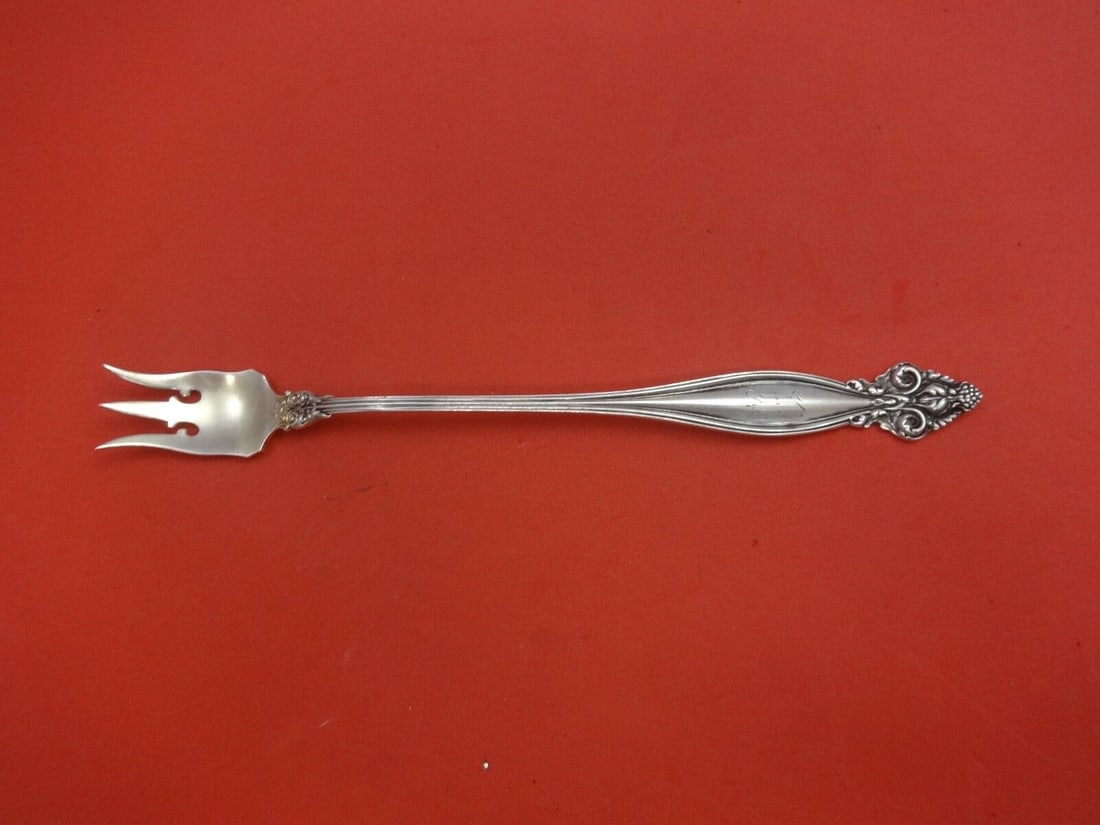 Jeanne D' Arc by International Sterling Silver Olive Fork / Pickle Fork Long 8": Jeanne D' Arc by International Sterling Silver Olive Fork / Pickle Fork Long 8" " Pattern: Jeanne D Arc " Brand: International Type: Serving Fork Composition: Sterling Silver Maker: International Feat