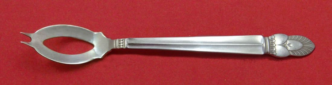 Princess Ingrid by Frank Whiting Sterling Silver Olive Spoon Ideal 5 7/8" Custom: Princess Ingrid by Frank Whiting Sterling Silver Olive Spoon Ideal 5 7/8" Custom Pattern: Princess Ingrid Brand: Frank Whiting Type: Serving Spoon Age: Post-1940 Composition: Sterling Silver Maker: Fr