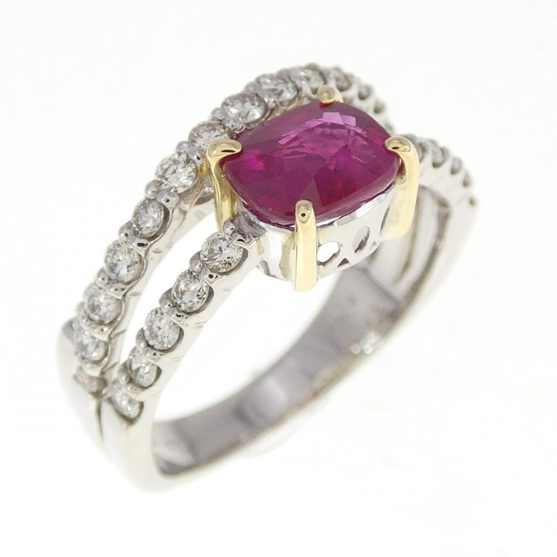 Elegant K18 Yellow Gold Ruby Diamond Ring 1.03CT Size 4.5-5: Elegant K18 Yellow Gold Ruby Diamond Ring 1.03CT Size 4.5-5 This exquisite ring is crafted in Platinum K18 Yellow Gold, featuring a stunning main ruby weighing 1.03CT. Designed for ladies, the ring si