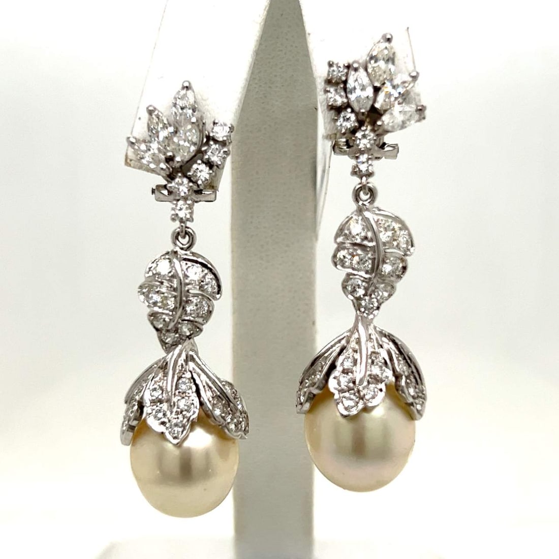 Elegant Platinum 18K South Sea Pearl Diamond Earrings 2 Inches: Elegant Platinum 18K South Sea Pearl Diamond Earrings 2 Inches Platinum & 18K South Sea Pearl and Diamond Earrings featuring a stunning design. The earrings weigh 18.8 grams and are set with 2 South S
