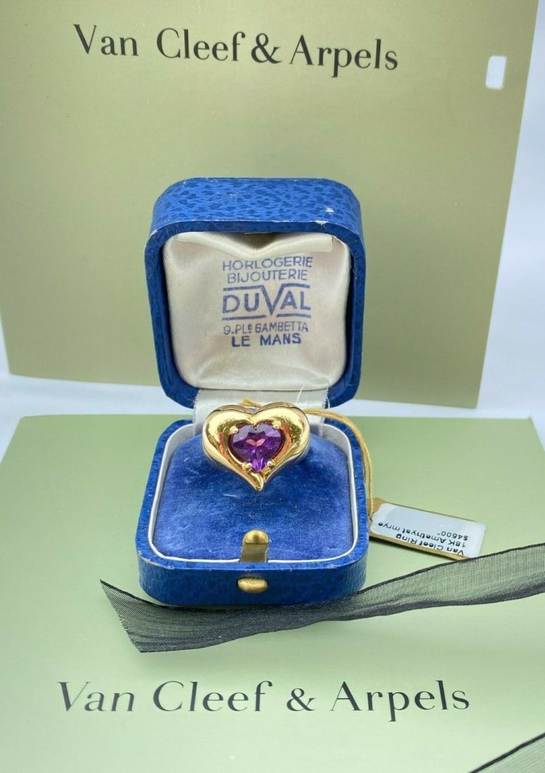 Van Cleef & Arpels 18K Yellow Gold Heart Ring with Amethyst Size 5: Van Cleef & Arpels 18K Yellow Gold Heart Ring with Amethyst Size 5 This exquisite Van Cleef & Arpels ring features a heart shape design crafted from 18K yellow gold. It showcases an amethyst as the se