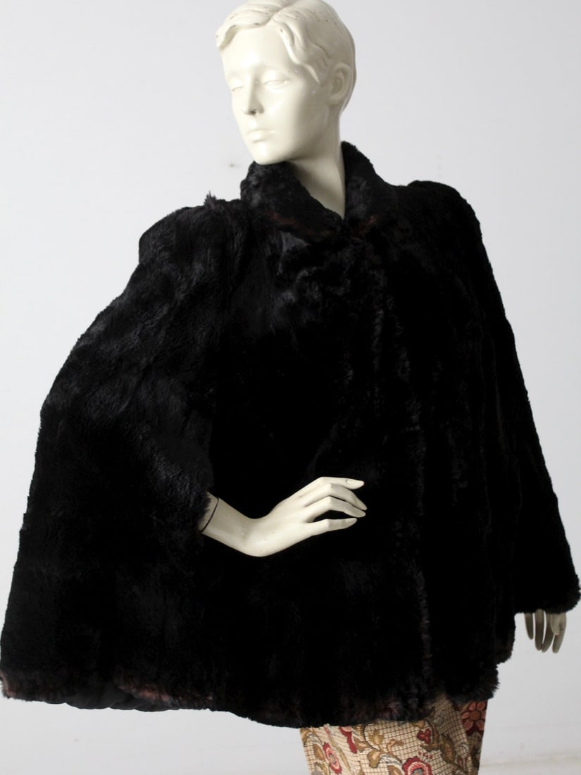 Vintage Black Fur Cape Early 1900s The Fair Store Kankakee S/M: Vintage Black Fur Cape Early 1900s The Fair Store Kankakee S/M This antique fur cape dates back to the early 1900s to 1920s, labeled "The Fair Store Kankakee." The black fur coat features a cape desig