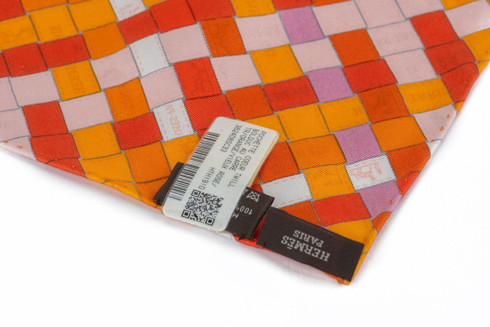 Hermes Volduc Orange Heart Twilly 12.5 inches x 13 inches: Hermes Volduc Orange Heart Twilly 12.5 inches x 13 inches Brand: Hermes. Dimensions: Height: 12.5 in (31.75 cm)Length: 13 in (33.02 cm). Place of Origin: France. Period: 21st Century. New The MYNT Gua