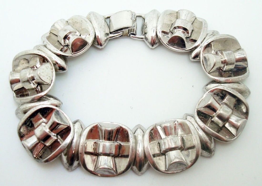 Art Deco Sterling Silver Bracelet 7 inches 18.5 dwt: Art Deco Sterling Silver Bracelet 7 inches 18.5 dwt This exquisite Sterling Silver Art Deco Bracelet is a stunning estate piece dating back to the 1930s. Crafted from authentic sterling silver, this v