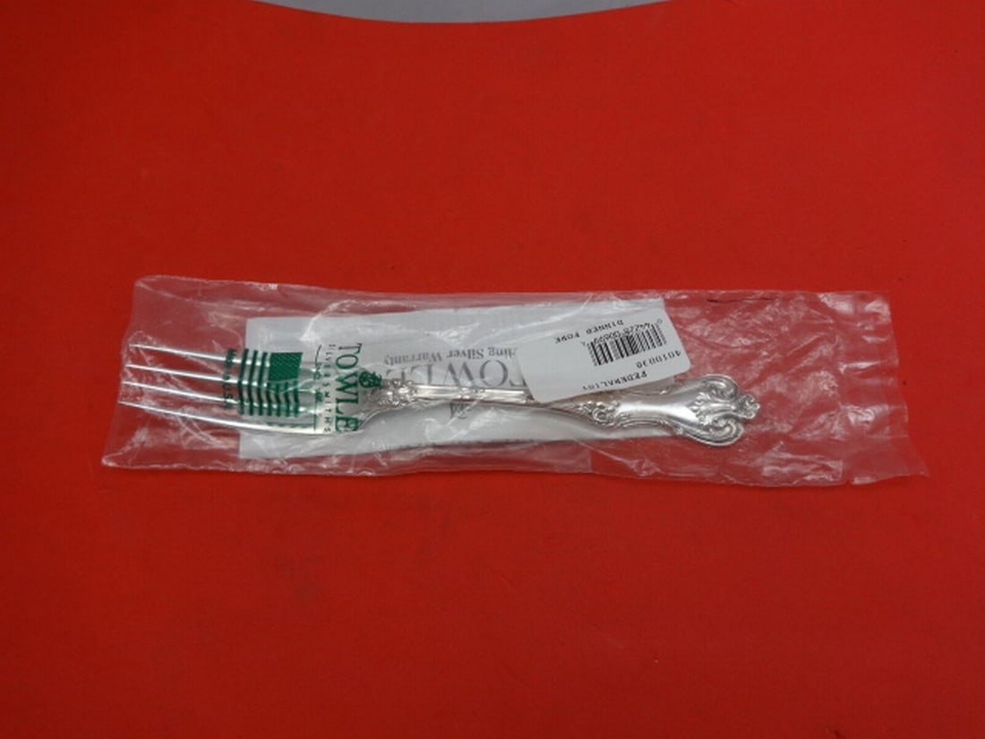 Frank Smith Federal Cotillion Sterling Silver Dinner Fork 7 1/2": Frank Smith Federal Cotillion Sterling Silver Dinner Fork 7 1/2" Introducing the exquisite Federal Cotillion Dinner Fork by Frank Smith, crafted from high-quality sterling silver. This elegant fork me