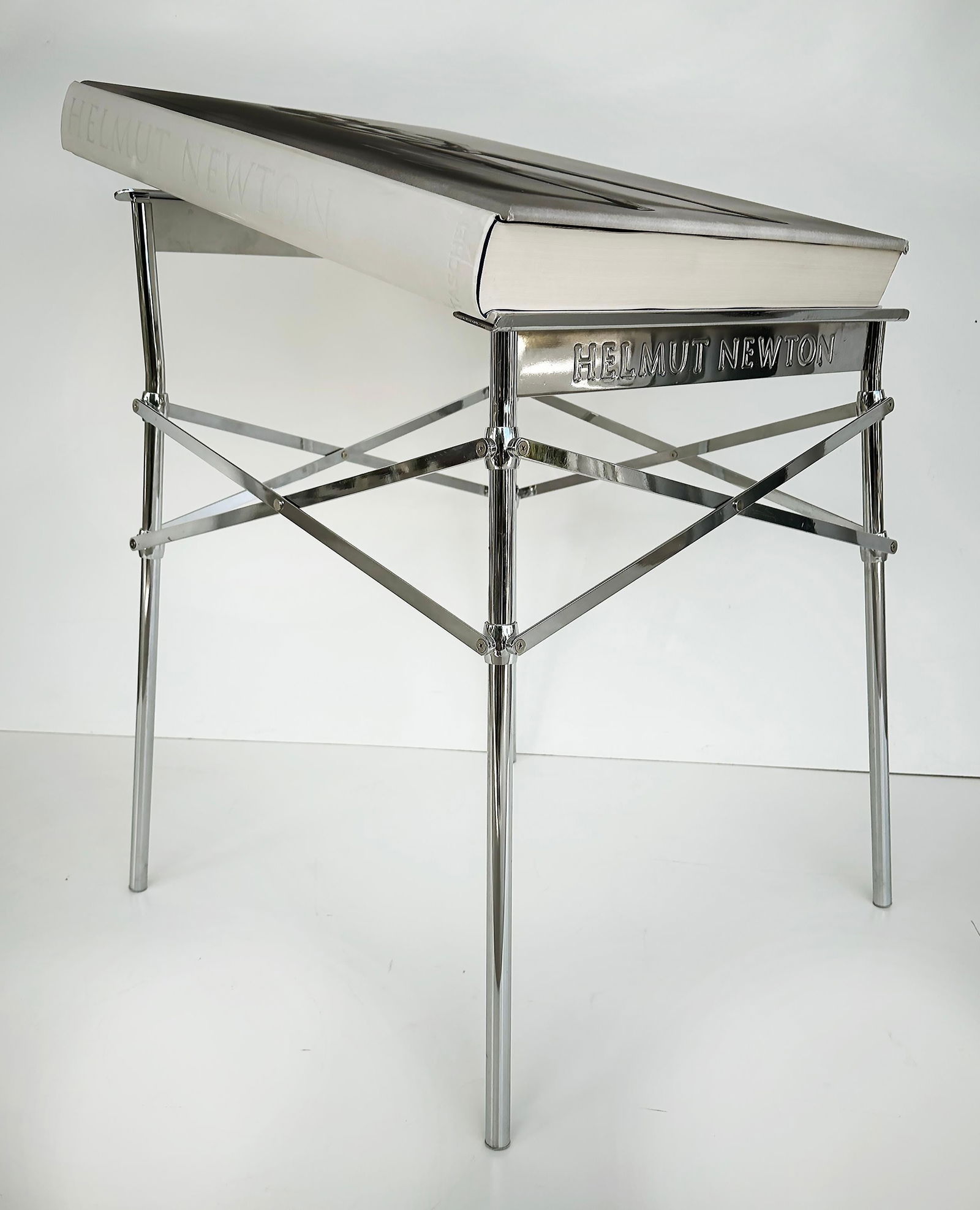 Helmut Newton Sumo Taschen Book Philippe Starck Stand Signed Limited Edition: Helmut Newton Sumo Taschen Book Philippe Starck Stand Signed Limited Edition Creator: Helmut Newton (Photographer) Philippe Starck (Designer) TASCHEN (Retailer) Dimensions: Height: 35 in (88.9 cm)Widt