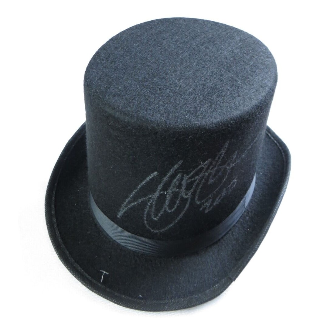 Slash Signed Autographed Hat Guns N' Roses Guitarist: Slash Signed Autographed Hat Guns N' Roses Guitarist This is a pre-owned black top hat featuring an authentic signature from Slash, the iconic guitarist of Guns N' Roses. The hat comes with Beckett Au