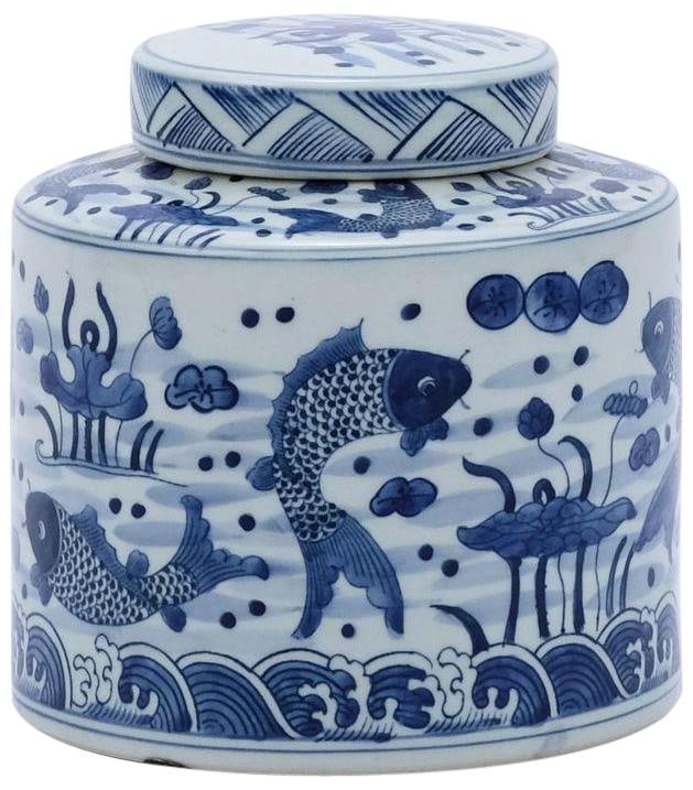 Elegant Ceramic Fish Pattern Jar for Tea: Elegant Ceramic Fish Pattern Jar for Tea Immerse yourself in the elegant artistry of the Blue and White Fish Cylinder Tea Jar a stunning blend of practical design and traditional beauty. Embodying the