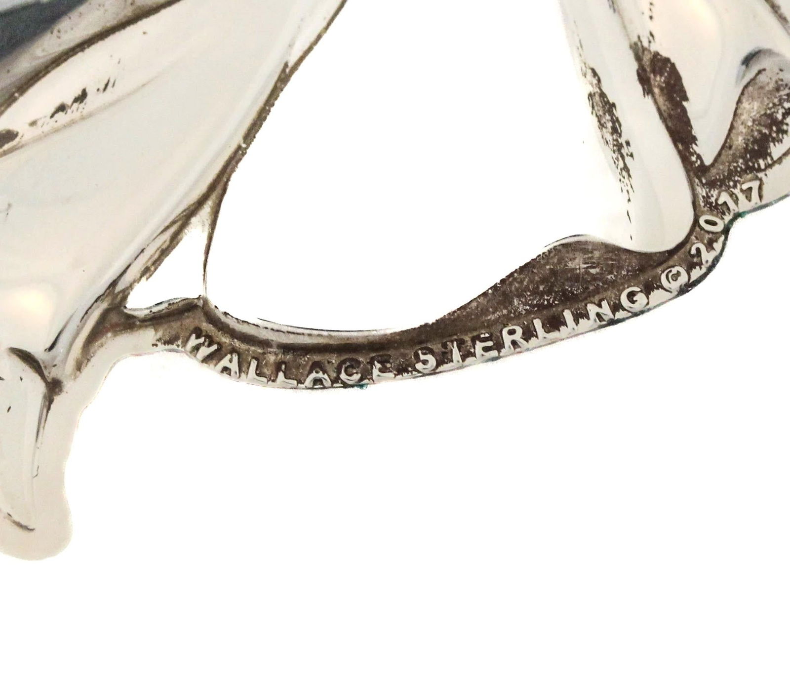 Wallace Silversmiths Sterling Silver Dish, 5 x 4 in, 2017: Wallace Silversmiths Sterling Silver Dish, 5 x 4 in, 2017 This exquisite Sterling Silver Christmas Ornament, crafted by Wallace Silversmiths, adds a touch of elegance to your holiday decor. With a hei