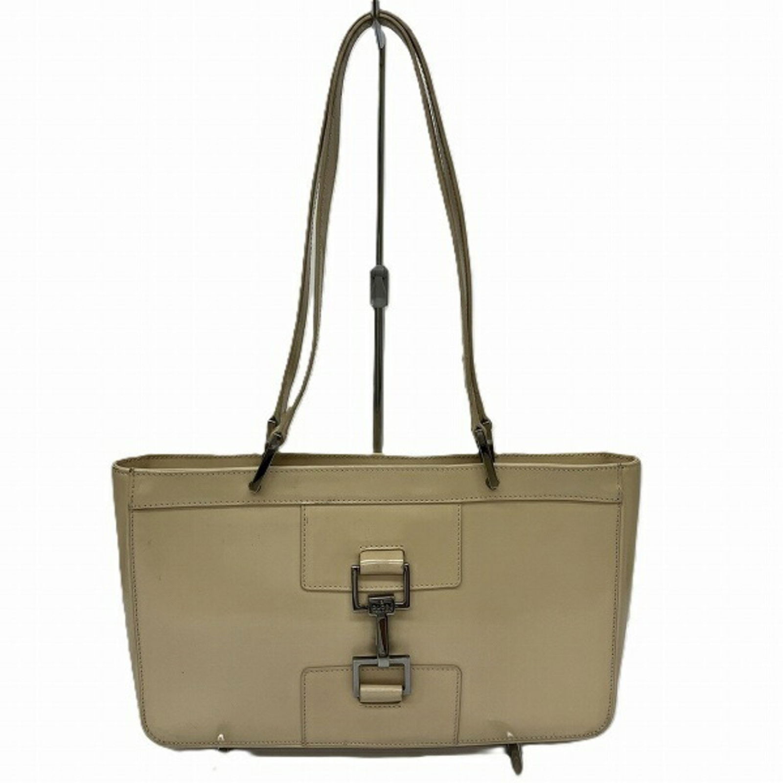 Gucci Beige Leather Shoulder Bag for Women 17cm x 28cm x 5.5cm: Gucci Beige Leather Shoulder Bag for Women 17cm x 28cm x 5.5cm This Gucci shoulder bag is crafted from leather in a classic beige color. Designed for women, it features dimensions of 17cm x 28cm x 5.5
