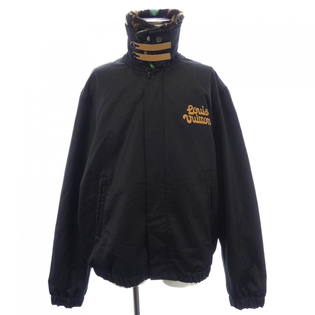 Louis Vuitton Black Blouson Jacket Size 50 for Men: Louis Vuitton Black Blouson Jacket Size 50 for Men This LOUIS VUITTON blouson is a stylish black jacket designed for men. It features a size of 50 in regular fit, making it a classic addition to your