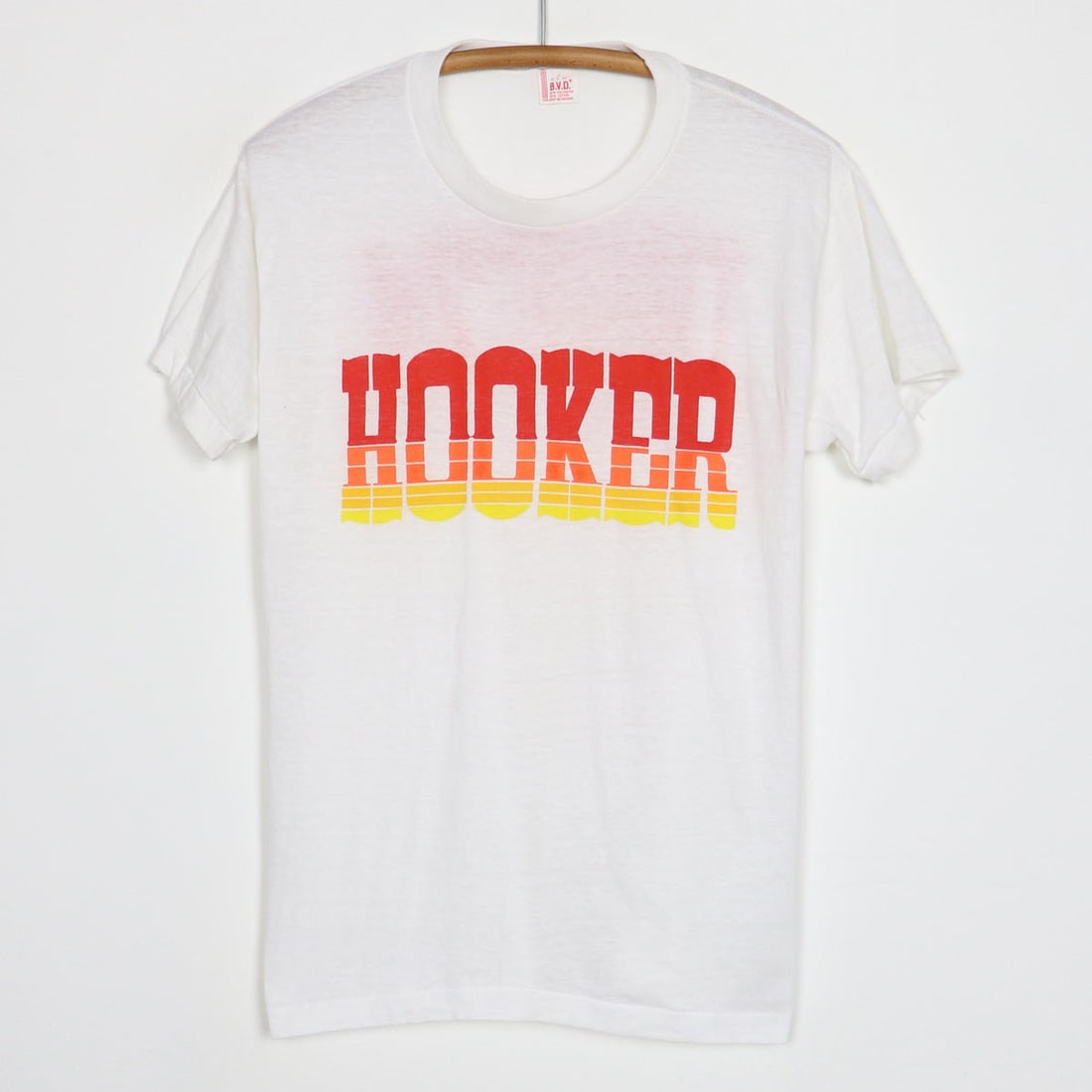 Vintage 1974 Hooker Headers Indy 500 Shirt Large White Poly Cotton: Vintage 1974 Hooker Headers Indy 500 Shirt Large White Poly Cotton Original vintage 1974 Hooker Headers Indianapolis 500 Shirt. This is a true vintage shirt, not a modern reproduction. It features fro