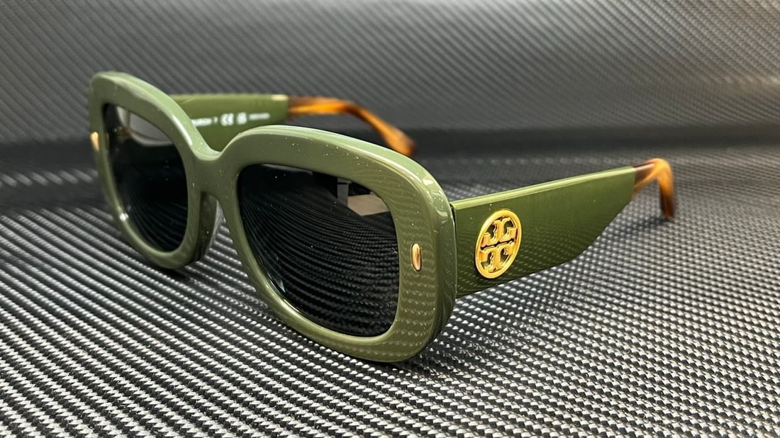 Tory Burch Olive Green Grey Men's Sunglasses: Tory Burch Olive Green Grey Men's Sunglasses Elevate your eyewear collection with these stylish Tory Burch sunglasses. Featuring a thick olive green frame with a sophisticated grey tone, these sunglas