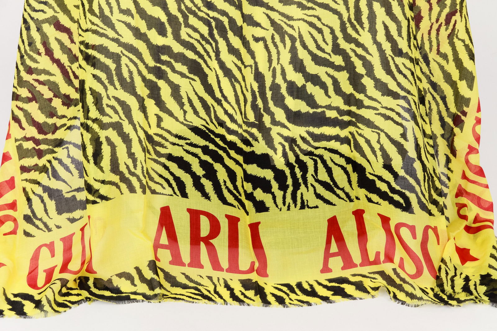 New Gucci Tiger Print Yellow Shawl 52 in: New Gucci Tiger Print Yellow Shawl 52 in This exquisite Gucci shawl features a striking tiger print design in vibrant yellow, perfect for adding a touch of luxury to any outfit. Crafted in Italy, this