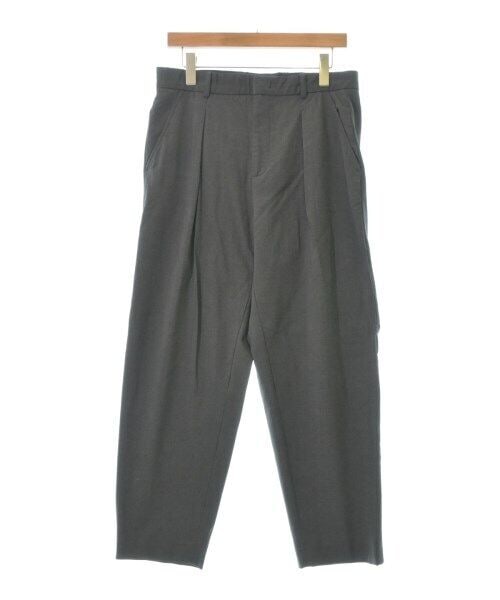 Second Layer Gray Pants Size L: Second Layer Gray Pants Size L These gray trousers feature a pleated front design, offering a classic and stylish look. Designed for men, these pants are sized as Large (L) with a regular fit. They sh
