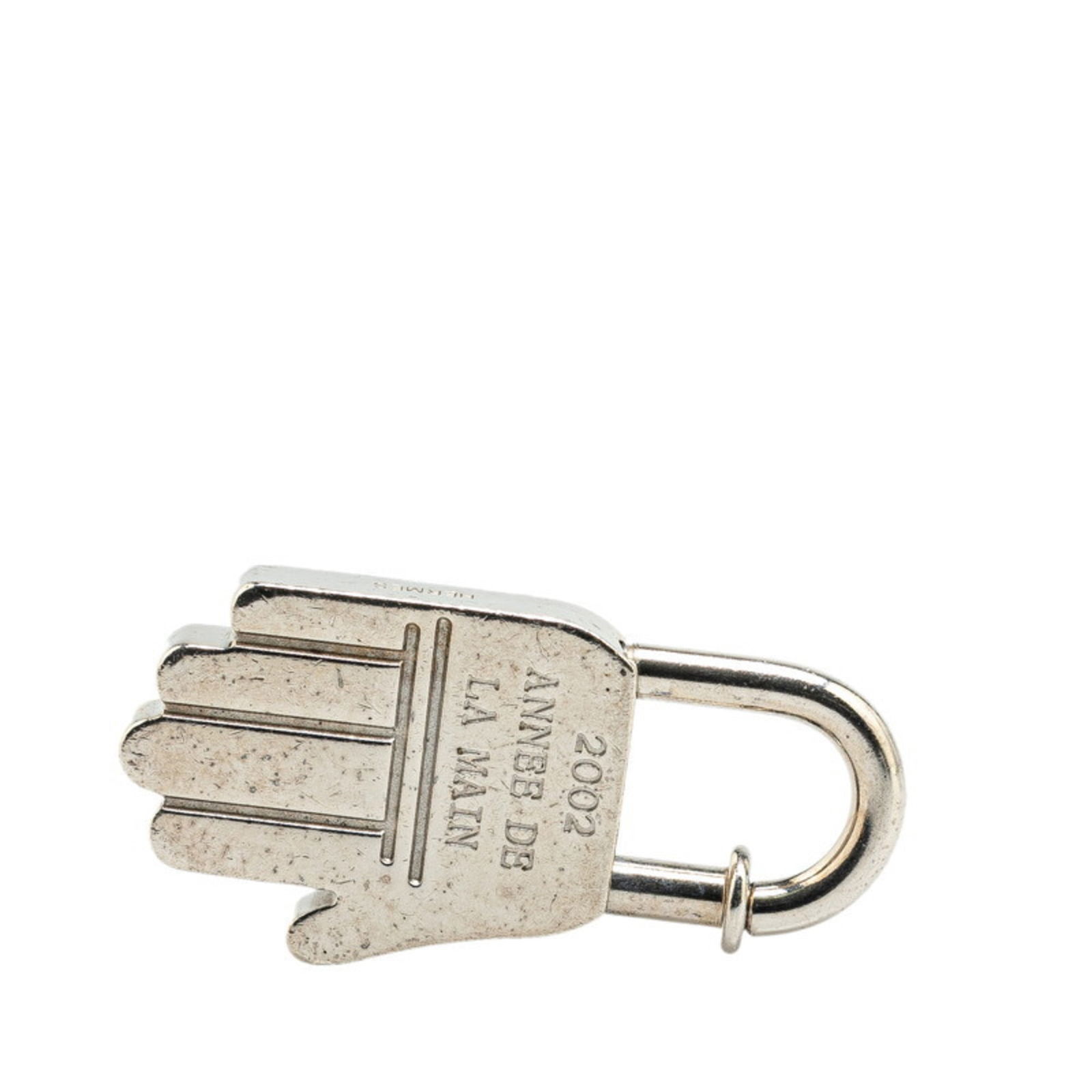 Hermes 2002 Limited Edition Silver Hand Motif Padlock 4cm: Hermes 2002 Limited Edition Silver Hand Motif Padlock 4cm This exquisite limited edition padlock from Hermes, titled 'ANNEE DE LA MAIN', features a unique hand motif and showcases the brand's signatur