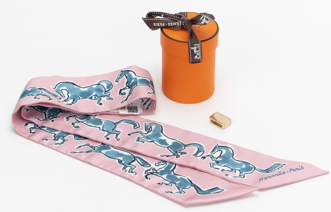 Hermes Horse Twilly Scarf with Medor Slide 33.85 inches: Hermes Horse Twilly Scarf with Medor Slide 33.85 inches This Hermes New Horse Twilly with Medor Slide is a luxurious accessory ideal for adding a touch of elegance to any outfit. With dimensions of 2