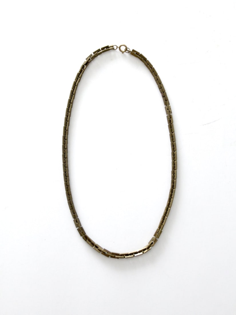 Vintage Gold Tone Square Link Chain Necklace 21.25 in: Vintage Gold Tone Square Link Chain Necklace 21.25 in Discover this elegant vintage gold tone chain necklace, featuring a sophisticated square chainlink design. It is equipped with a reliable spring r