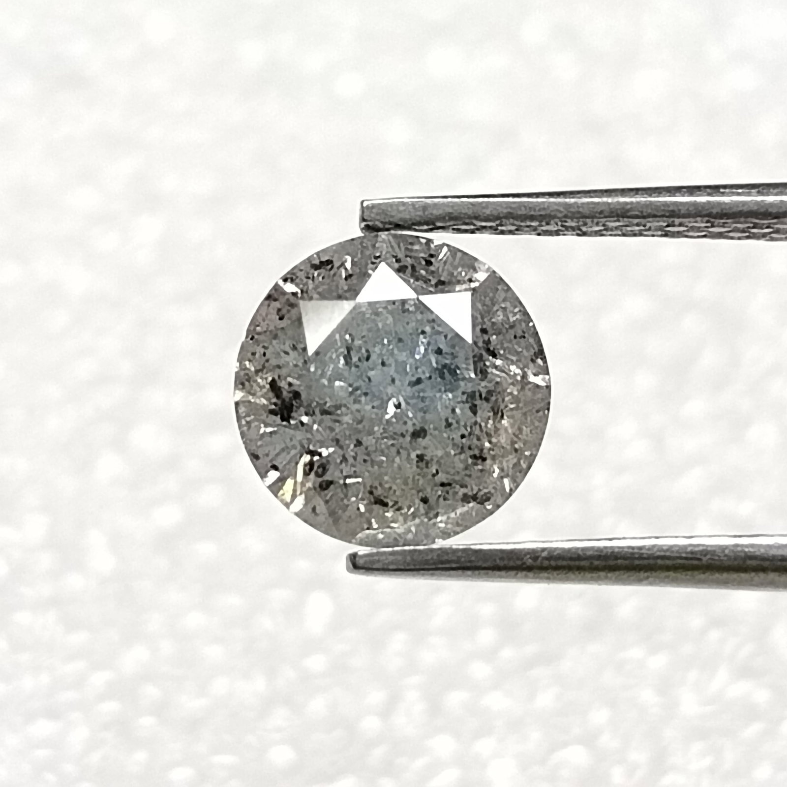 Loose Diamond - ROUND 0.95ct Salt and Pepper I3: Loose Diamond - ROUND 0.95ct Salt and Pepper I3 Source: Natural Shape: ROUND Carats: 0.95 Color: Salt and Pepper Certification: NONE Video:
