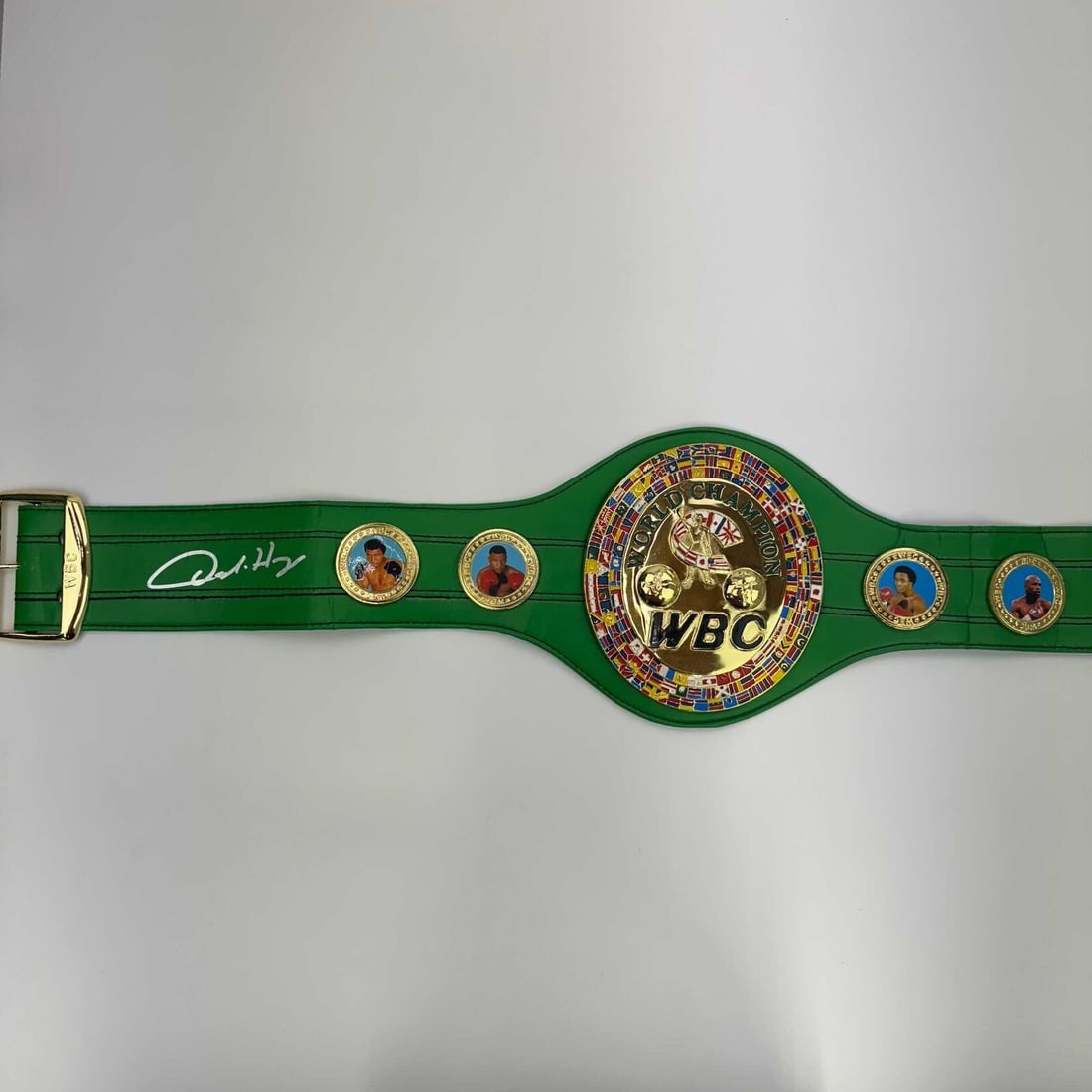 Autographed Oscar De La Hoya WBC Green Replica Championship Belt: Autographed Oscar De La Hoya WBC Green Replica Championship Belt Celebrate the legacy of boxing champion Oscar De La Hoya with this stunning autographed replica of the WBC Green Championship Belt. Thi