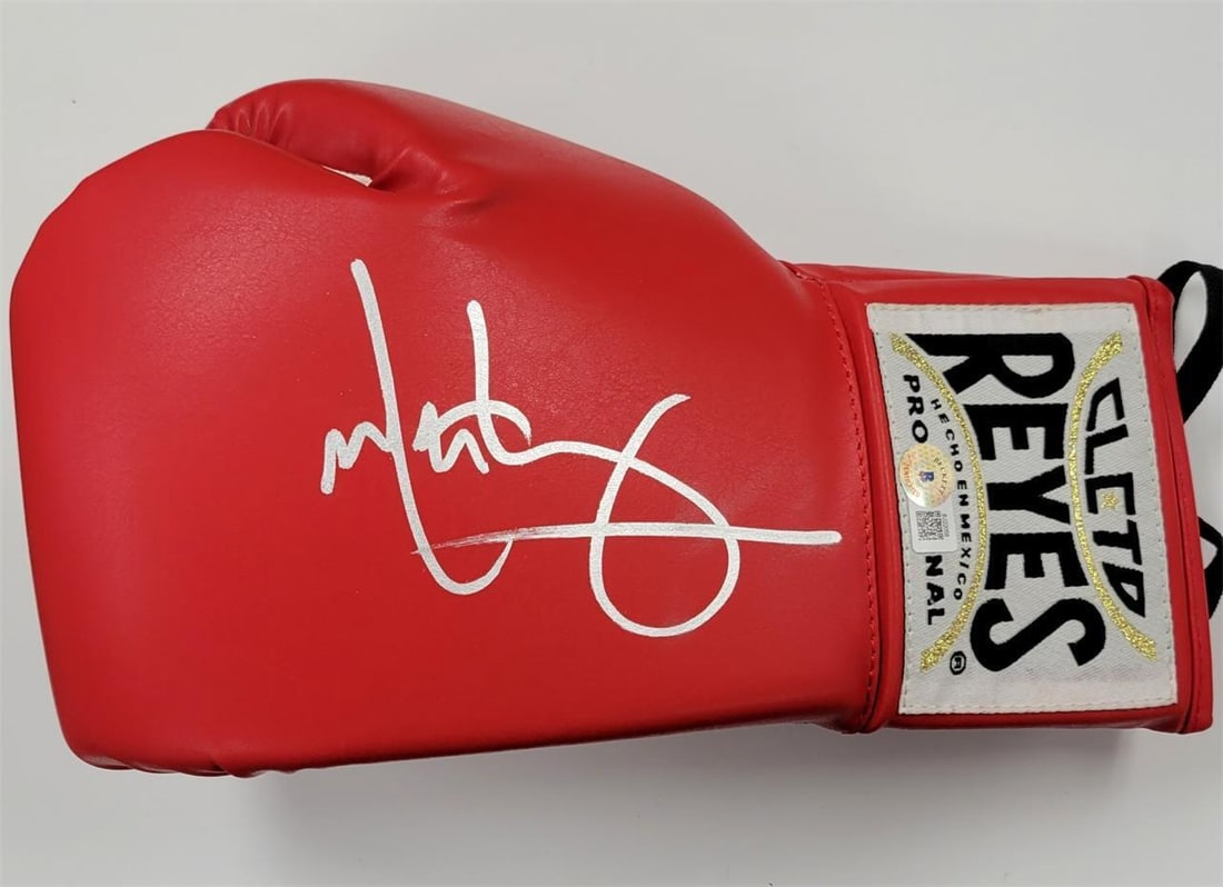 Mark Wahlberg signed Boxing Glove The Fighter autograph - Beckett: Mark Wahlberg signed Boxing Glove The Fighter autograph - Beckett This is an original boxing glove signed by Mark Wahlberg, featuring his prominent white autograph on the front. The glove is associate