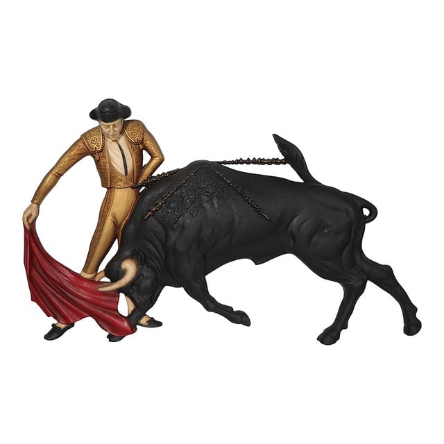 Vintage Matador Bull Fighter Wall Hanging Plaque C 1960's: Vintage Matador Bull Fighter Wall Hanging Plaque C 1960's This vintage wall hanging captures the spirit of a matador bullfighter, crafted by Syroco in the 1960s. Made from durable cast plastic, it fea