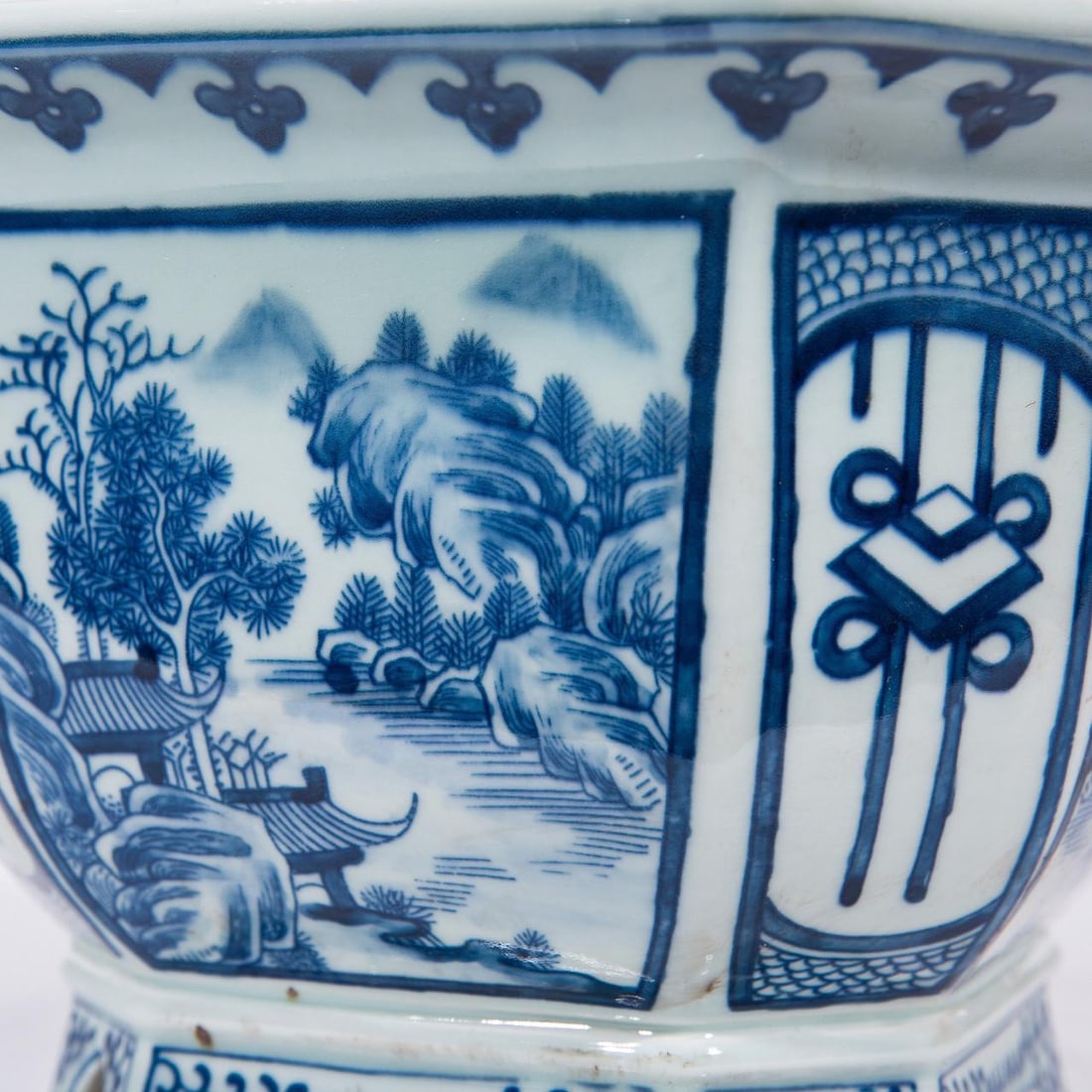 Handcrafted Blue White Ceramic Foot Bath Planter: Handcrafted Blue White Ceramic Foot Bath Planter Discover the exquisite Handcrafted Blue White Ceramic Foot Bath Planter, a beautiful blend of functionality and artistry. Standing at 8 inches tall wit
