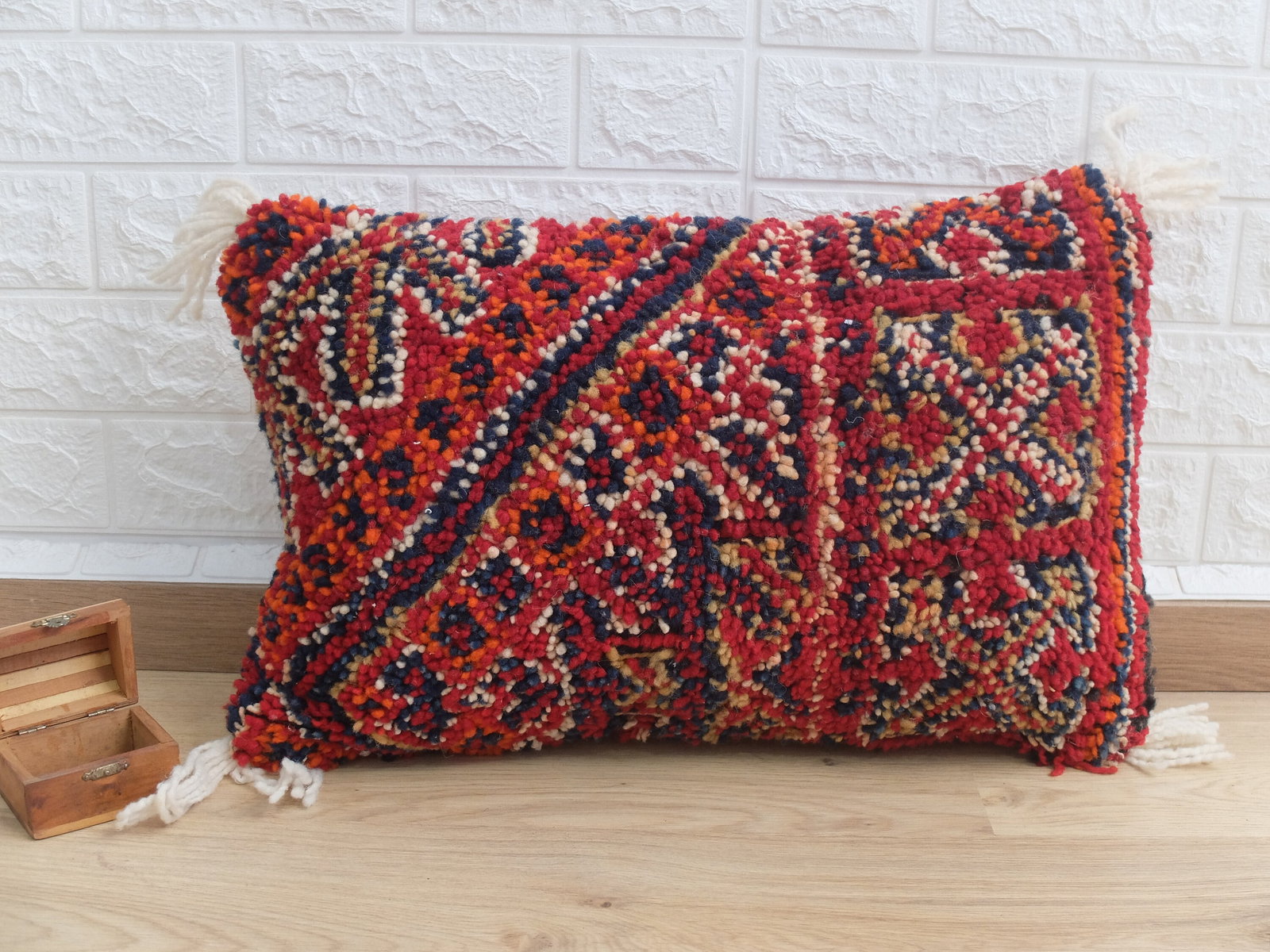 Vintage Moroccan Berber Pillow Cover Handmade Organic Wool 19.5 x 12 in: Vintage Moroccan Berber Pillow Cover Handmade Organic Wool 19.5 x 12 in This vintage Moroccan Berber pillow cover is a stunning decorative piece, handmade by skilled Berber women from the old, pure wo