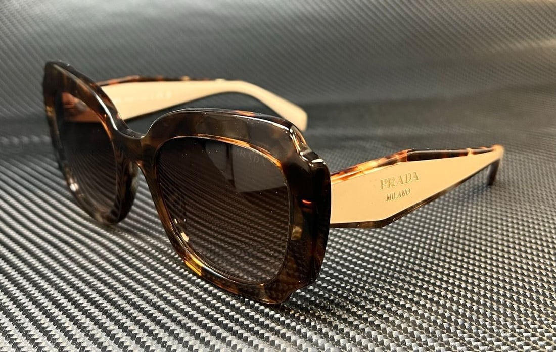 PRADA PR 16YS 01R0A6 Brown Havana Gradient Sunglasses: PRADA PR 16YS 01R0A6 Brown Havana Gradient Sunglasses Elevate your style with these exquisite PRADA PR 16YS 01R0A6 sunglasses. Featuring a sophisticated brown havana frame and a chic brown gradient le