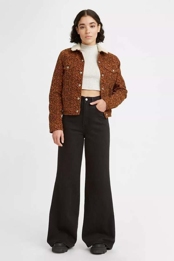 Levi's High Rise Flared Jeans Black Size 28 W28X32L: Levi's High Rise Flared Jeans Black Size 28 W28X32L Step out in style with these Levi's High Rise Flare Leg Jeans, designed for a flattering fit that celebrates timeless fashion. Crafted from a premiu