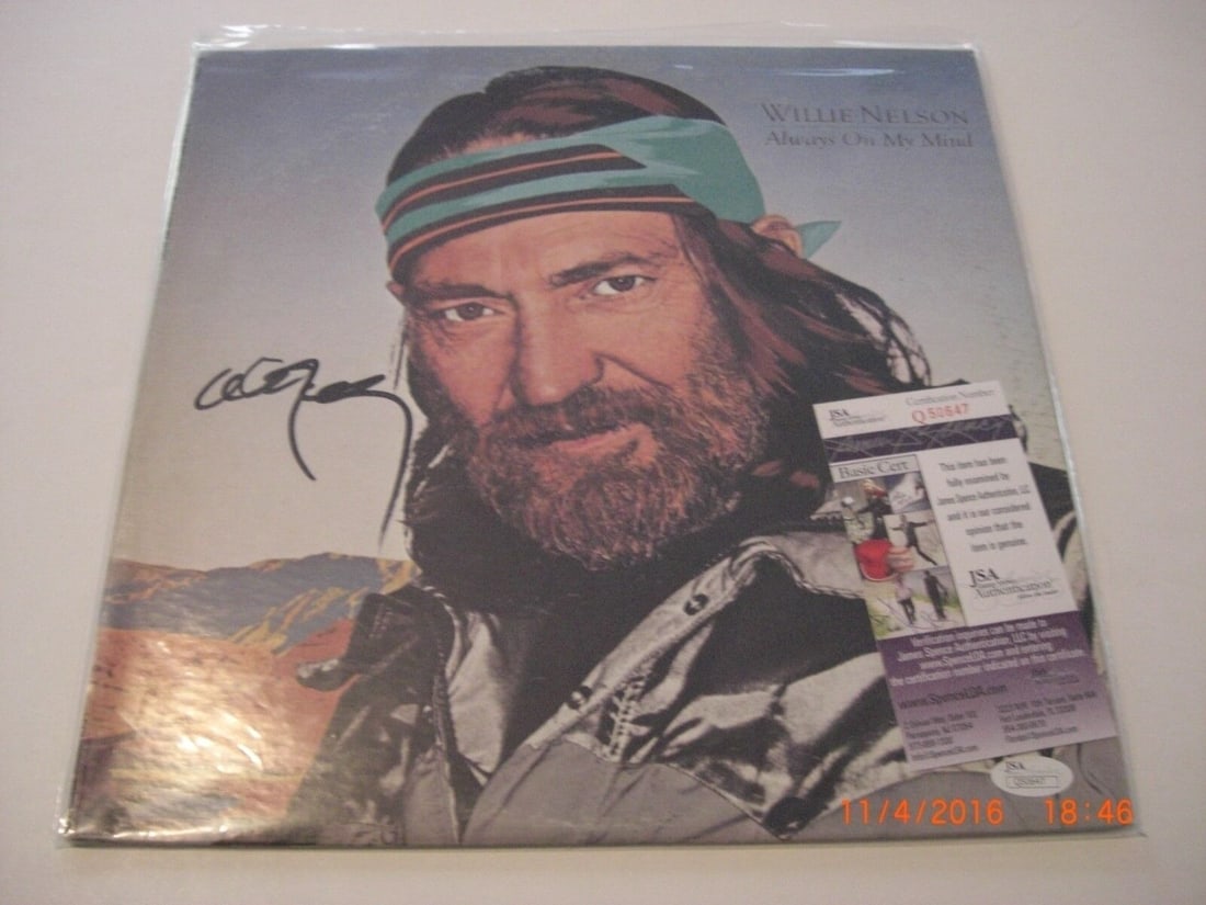 Willie Nelson Always on My Mind Signed LP Record Album: Willie Nelson Always on My Mind Signed LP Record Album This is an original signed vinyl record album of Willie Nelson's classic, 'Always On My Mind'. The album is a cherished collectible for music ent