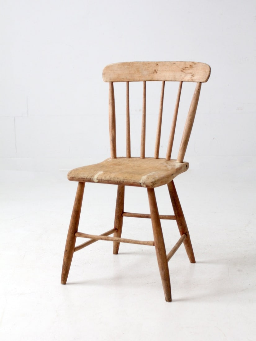 19th Century Antique Primitive Farmhouse Wooden Chair 31.5" Tall: 19th Century Antique Primitive Farmhouse Wooden Chair 31.5" Tall This antique primitive farmhouse chair circa late 19th century. The wooden chair features a plank seat with spindle back. Beautiful nat