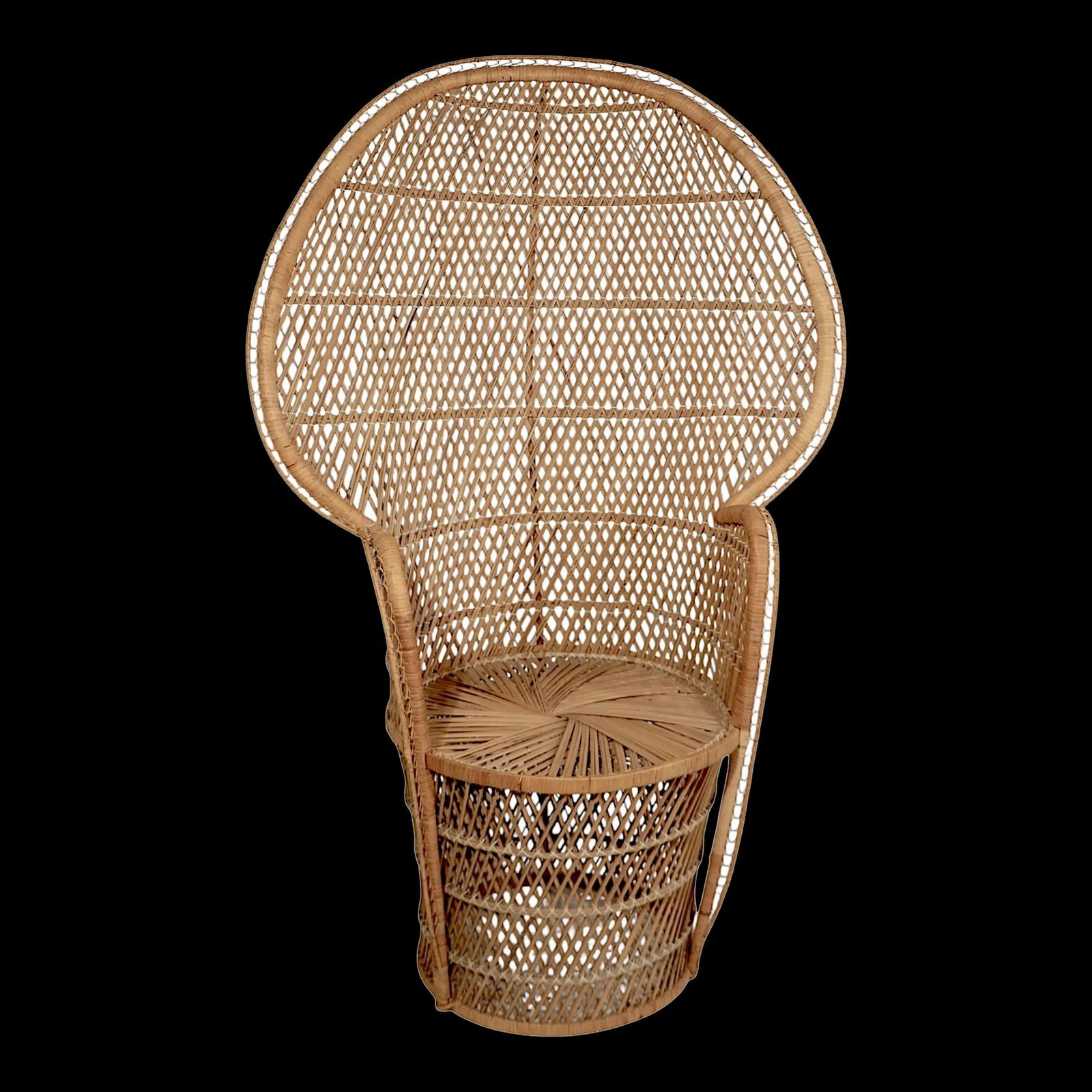 1970's Vintage Emanuelle Style Wicker Peacock Chair Boho Chic: 1970's Vintage Emanuelle Style Wicker Peacock Chair Boho Chic This vintage wicker peacock chair, inspired by the classic Emanuelle style from the 1970s, exudes iconic Boho charm. Crafted from woven wi