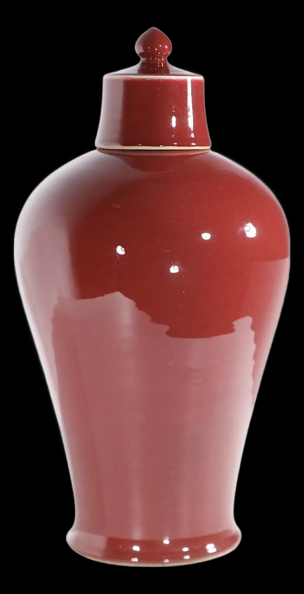 Covered Oxblood Sang De Boeuf Glazed Ginger Jar 20th Century: Covered Oxblood Sang De Boeuf Glazed Ginger Jar 20th Century Chinese style covered Ginger jar, in ox blood, sang de boef glaze. This example is in excellent, original, clean and ready to use condition