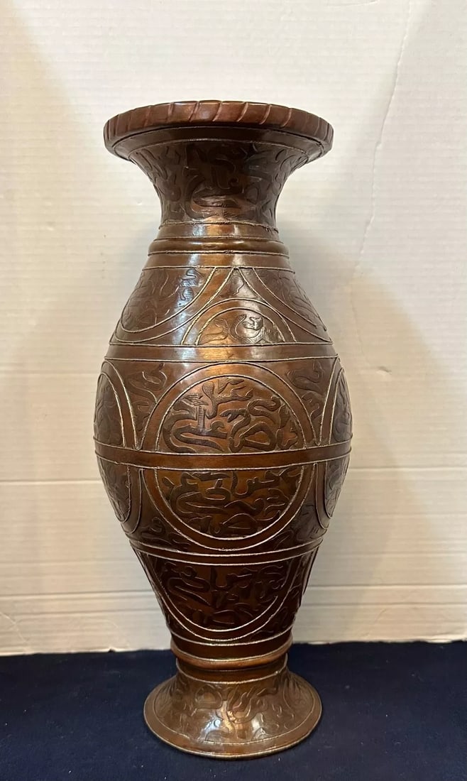Vintage Middle Eastern Vase with Copper Brass Silver Elements: Vintage Middle Eastern Vase with Copper Brass Silver Elements This stunning Middle Eastern antique vase, crafted between 1900 and 1940, showcases a unique blend of copper, brass, and silver materials.